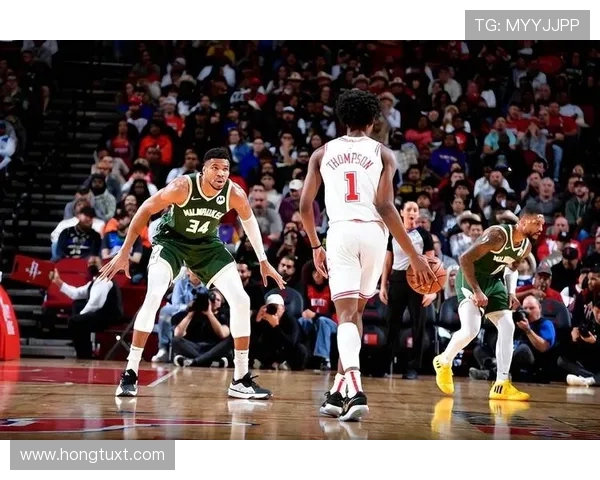 火箭队与雄鹿队激战正酣球迷热情高涨精彩瞬间回顾